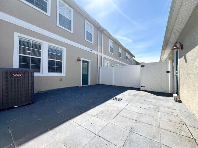 Building Photo - 7138 Five Oaks Dr