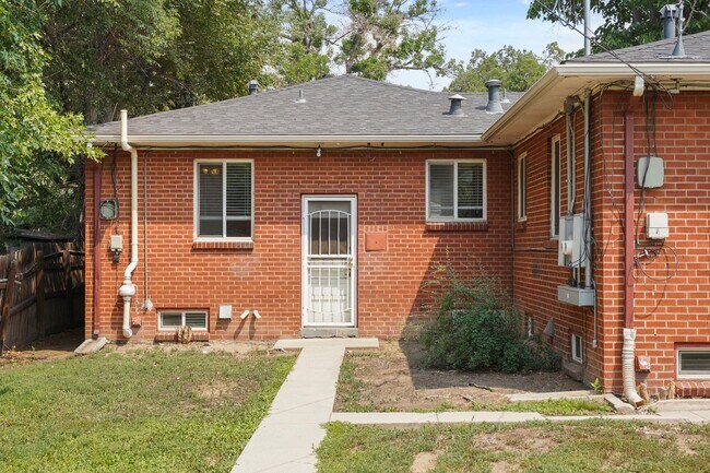 Building Photo - Recently Updated 4-Bedroom Near DU – Utilities Included + Garage Available