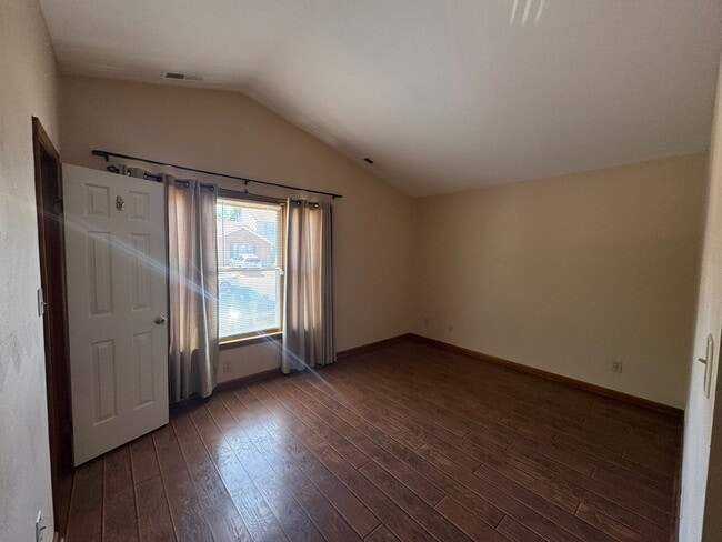 Building Photo - Cozy Townhouse