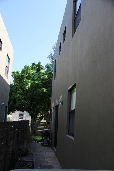 Building Photo - 2942 SW 27th Ter