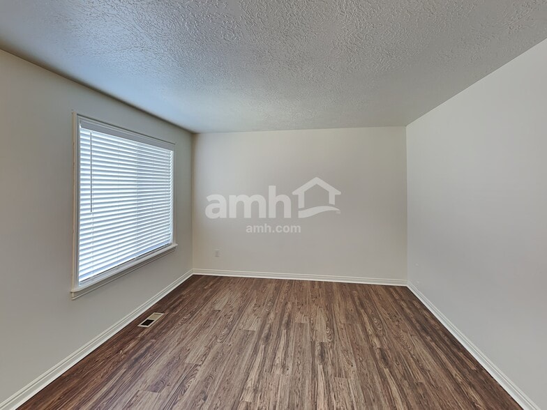 Building Photo - 468 E 1480 N