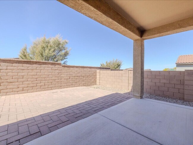 Building Photo - 3 Bedroom 2 Bathroom With Den      SOLAR PANELS! BRAND NEW FULL INTERIOR PAINT!! BRAND NEW EPOXY ...