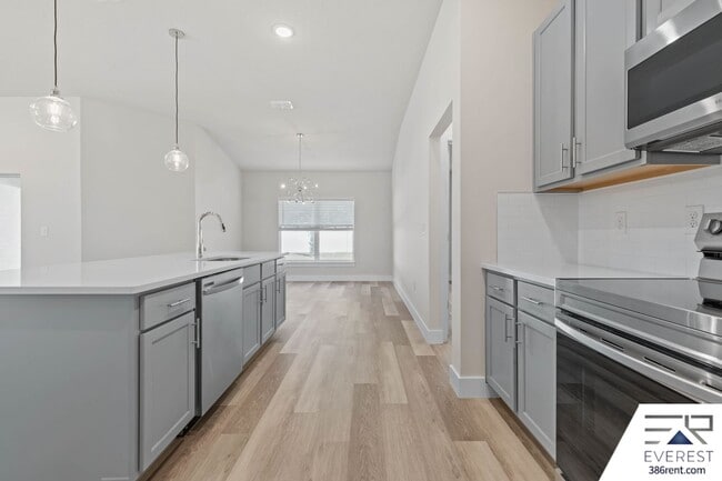 Building Photo - FULLY FENCED, UPGRADED 3/2/2 IN DESIRABLE PINE GROVE