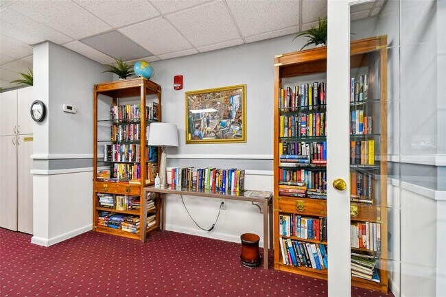 Building Photo - 7050 Sunset Dr S