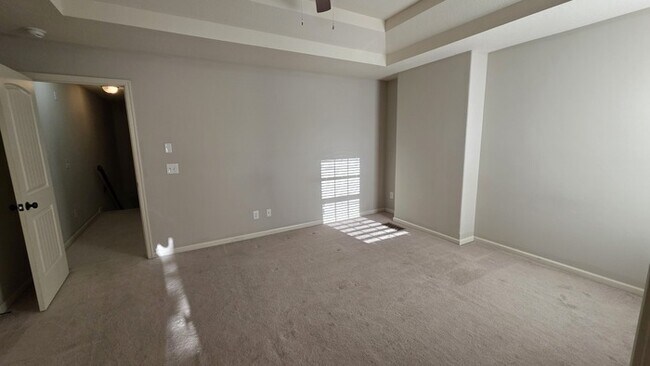 Building Photo - Beautiful 2 Bedroom Townhome in North Kans...