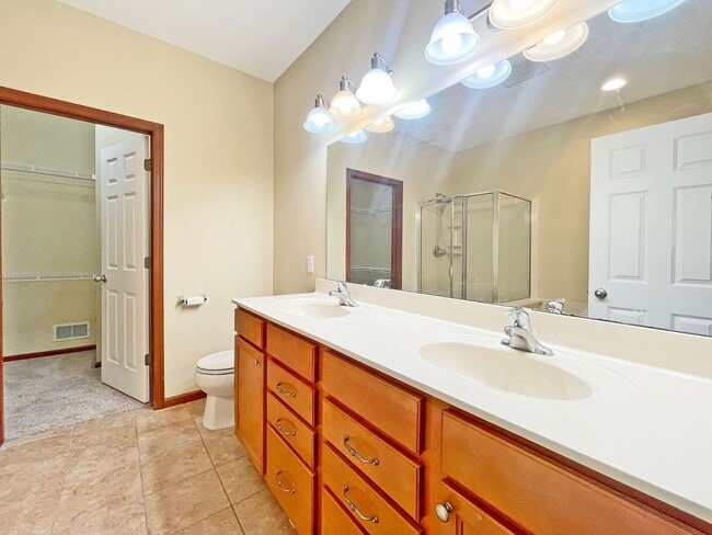 Building Photo - Spectacular SPACIOUS 3 Bedroom Plus Giant ...