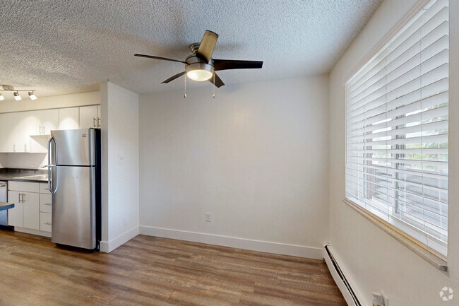 2BR, 2BA - 800SF - Dining Room - Reed Park Apartments