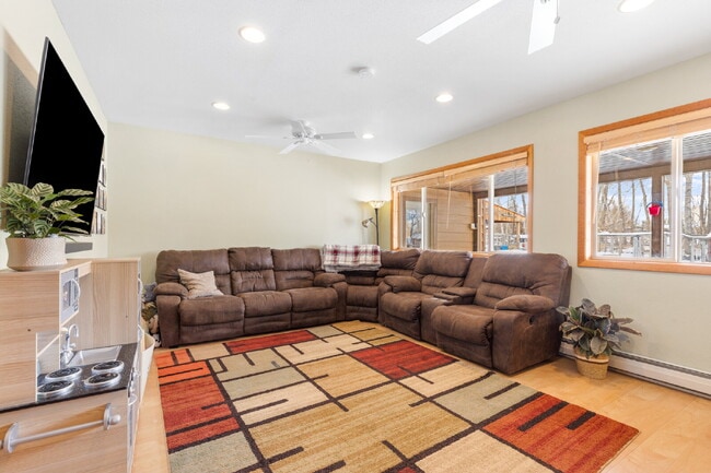 Building Photo - Spacious 4-Bedroom Home in the Heart of Sh...