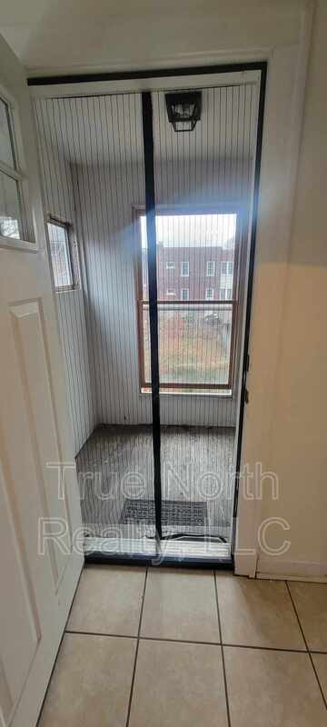 Building Photo - 1683 1/2 Oak Street