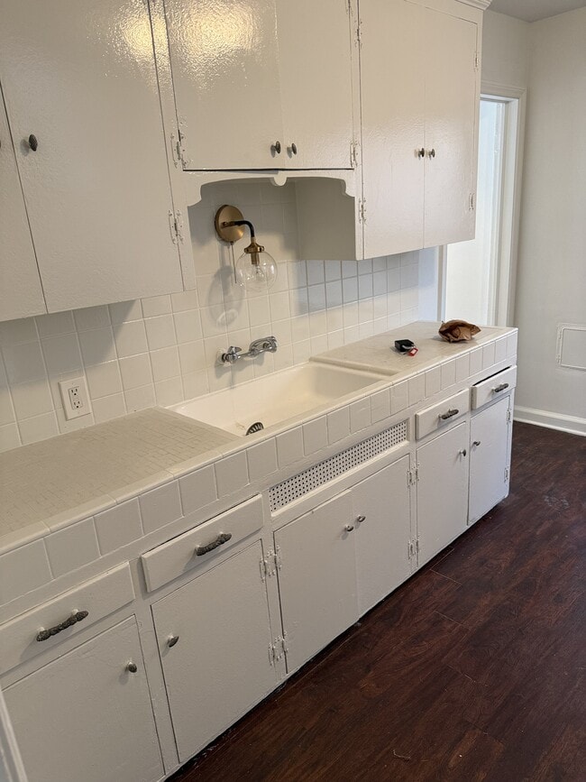 Building Photo - 5752 Bishop St