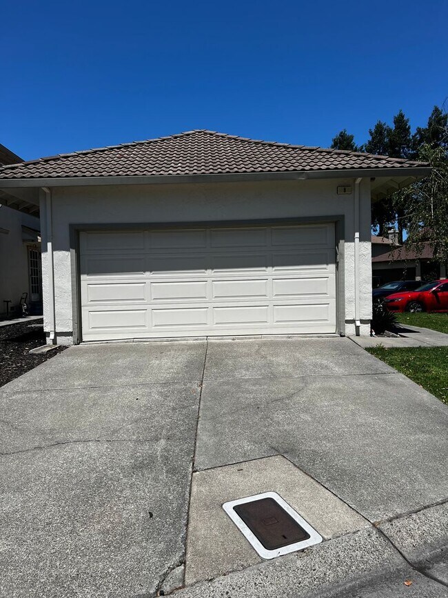 Building Photo - Modern 3 Bed / 2 Bath End Unit Home for Re...