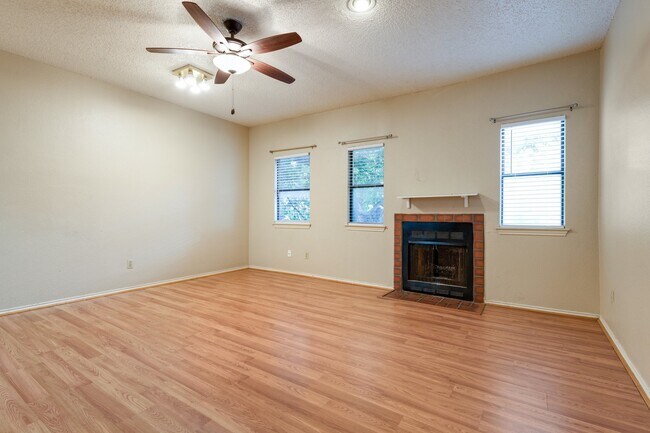 Building Photo - UT PRE-LEASE: 2 BR / 2 BA West Campus Condo - Walk to Campus - Newly Remodeled Kitchen