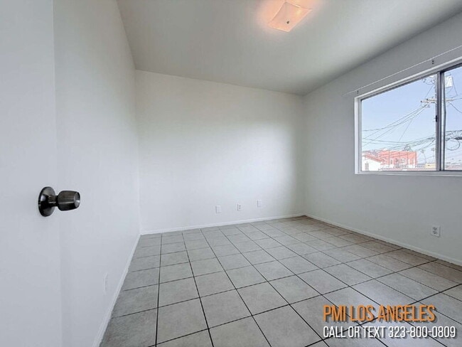 Building Photo - 943 W 68th St