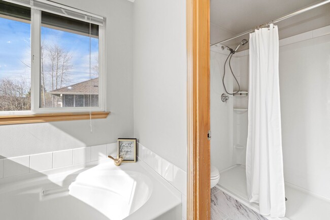 Building Photo - Immaculate 3 bed with lg fenced yard