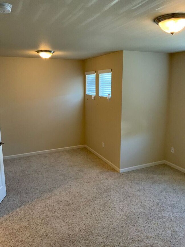 Building Photo - AVAILABLE NOW!! Puyallup 4bdr 2.5bath home...
