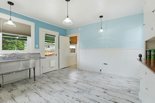 Building Photo - 482 South St