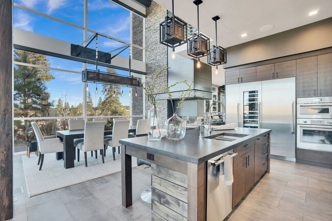 Building Photo - Contemporary Fully Furnished Four Bed Four Bath Masterpiece in Tetherow