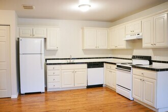 Building Photo - Ideal John's Landing 1-Bed w/ Open Layout, Washer/Dryer & a Private Patio!