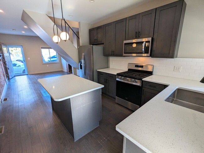 Building Photo - 3 Bedroom 2 Bathroom Single Family Home (L...