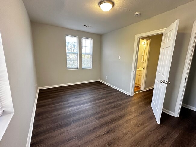 Building Photo - SE Duplex