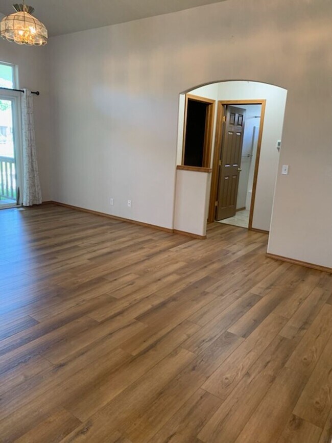 Building Photo - CDA Place Garden Home in Gated Community!