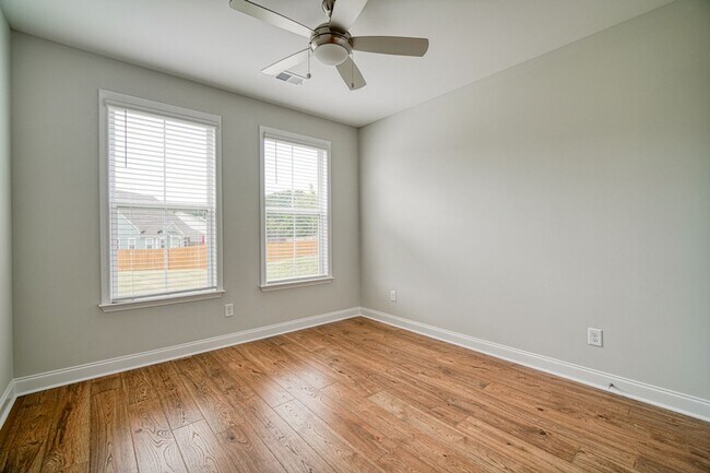 Building Photo - Gorgeous 4 BR, 3 BA Home With Easy Access ...