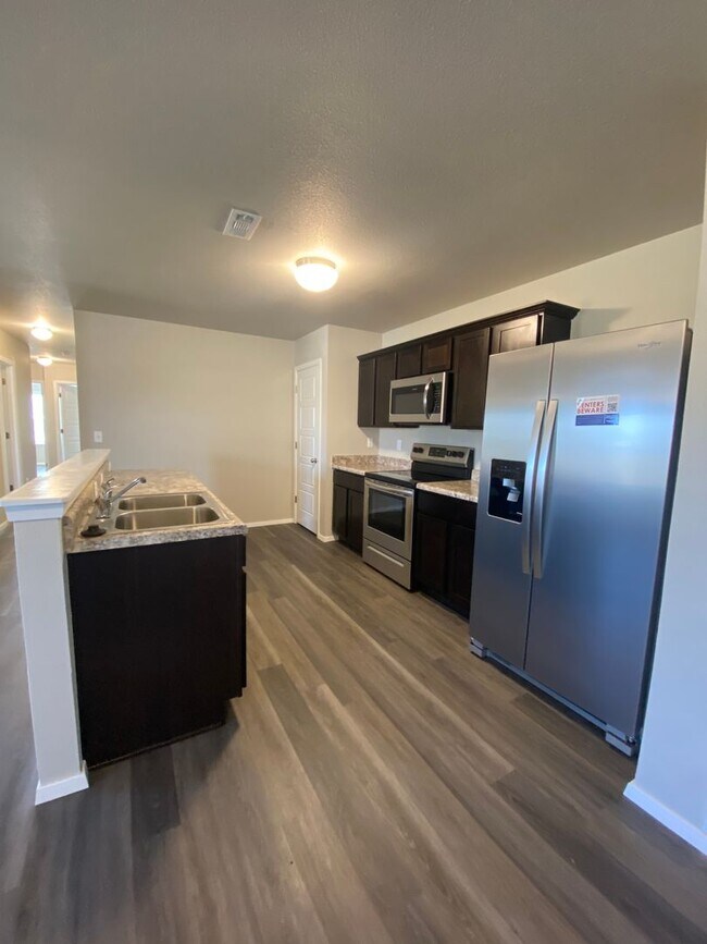 Building Photo - *NOW PRELEASING* Three Bedroom | Two Bathroom Duplex in Lawlis Ranch