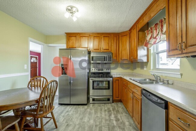 Building Photo - Updated 3 bed 2 bath in East Ridge! Fenced...