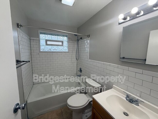 Building Photo - 4948 Leeper St