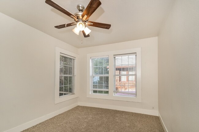 Building Photo - "Charming 2-Bedroom, 2-Bath Duplex in Prime Sherman Location – Your Perfect Home Awaits at 814 W....