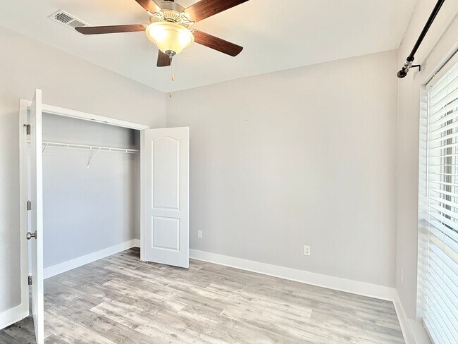 Building Photo - Spacious 3-Bedroom Home - Stonechase