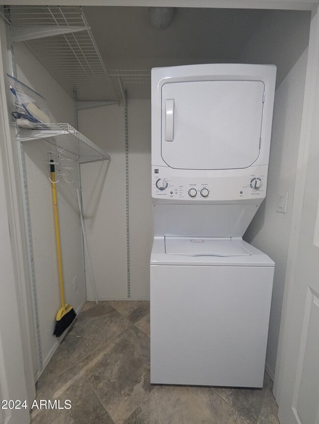 Building Photo - 412 E Fiesta Del Sol