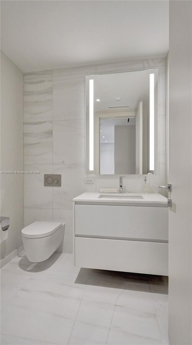 Building Photo - 300 Biscayne Blvd Way