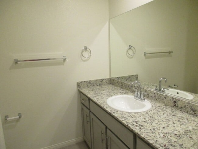 Building Photo - 422 Canary Song Dr