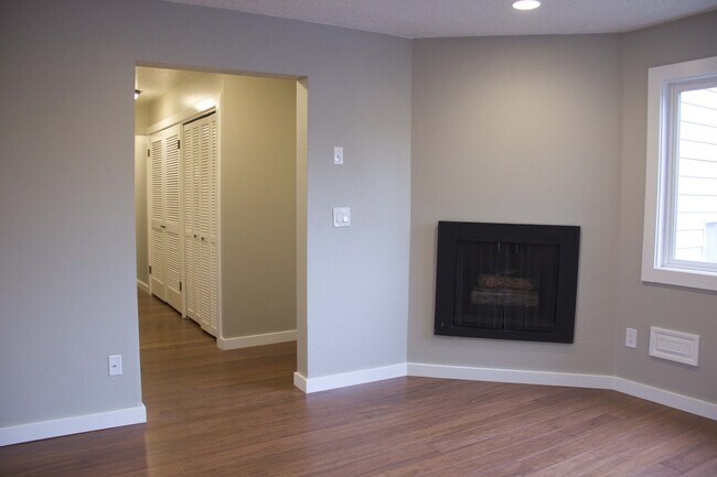 Building Photo - 2bed/2bath, W/D in unit, garage, and all d...