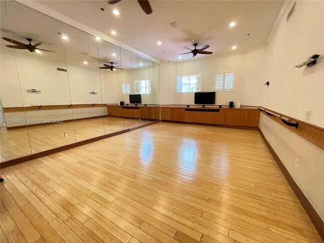 Building Photo - 3255 NE 184th St