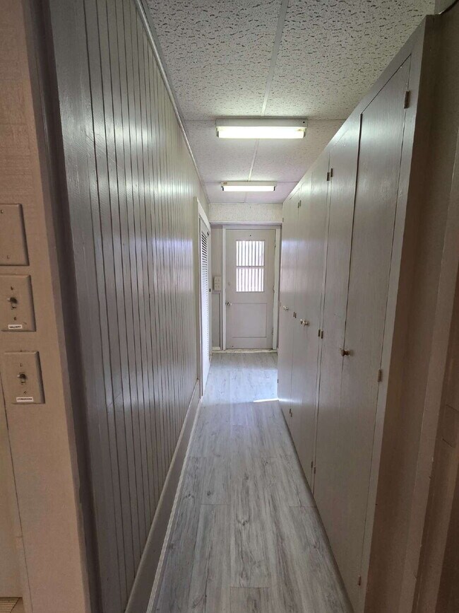 Building Photo - Downstairs unit of House - 2br/1ba/1pkg Kaimuki area