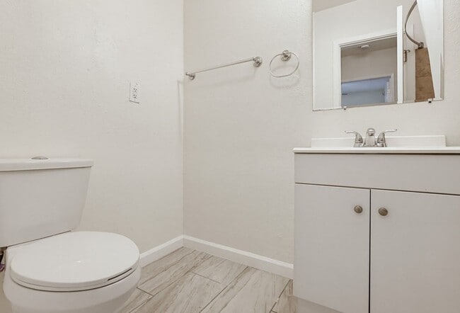 Building Photo - 537 E Hyde Park Blvd