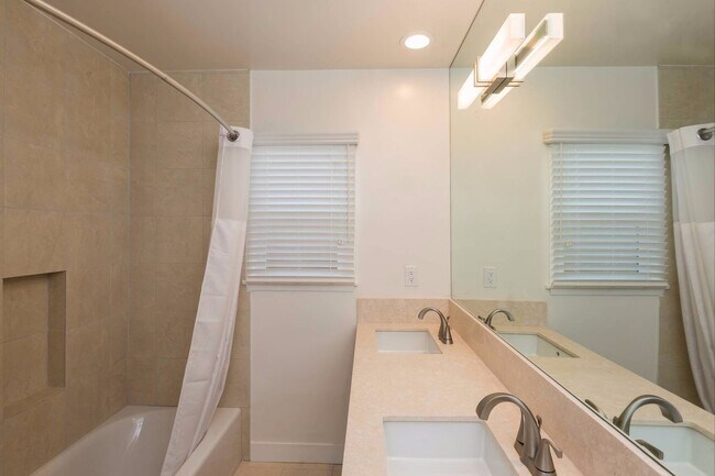 Building Photo - South of the Blvd DESIGNER UNIT!