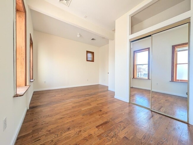 Building Photo - 246 Whiton St