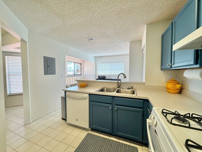 Building Photo - Winterset Condo with Gorgeous Sunset Views!