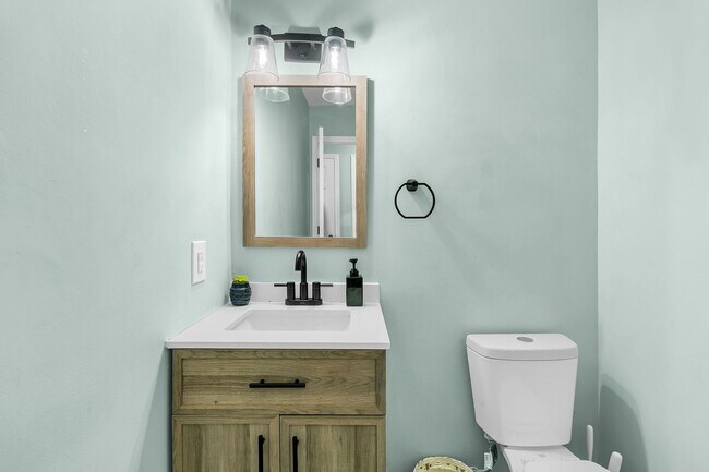 Building Photo - Fully Renovated 2 Bedroom Townhome in a Co...