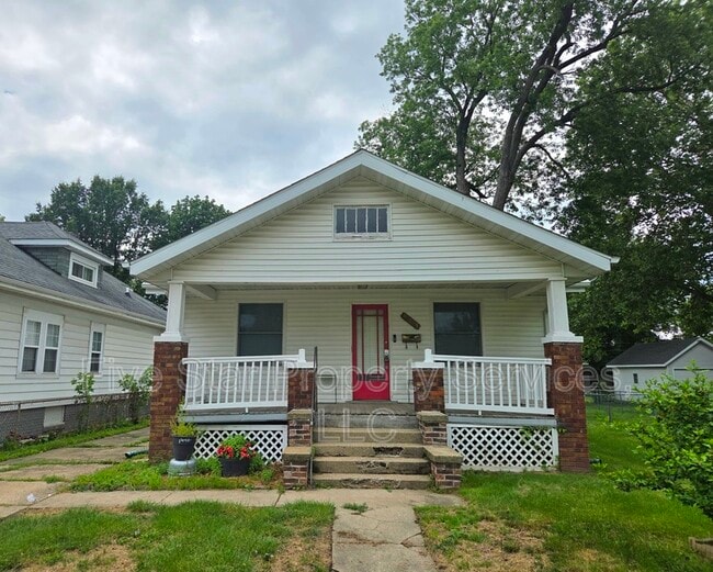 Primary Photo - 1031 N Franklin Ave