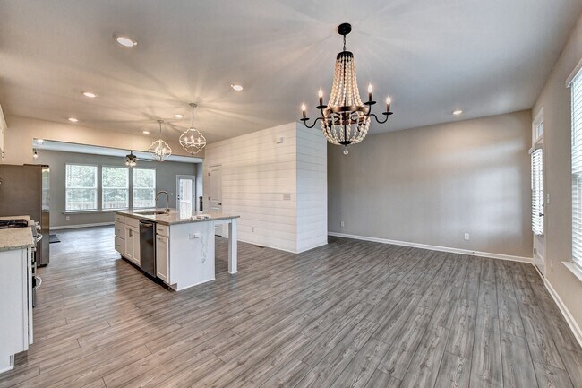 Building Photo - 4655 White St