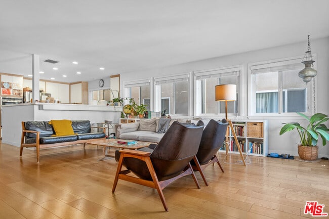 Building Photo - 20 Quarterdeck St