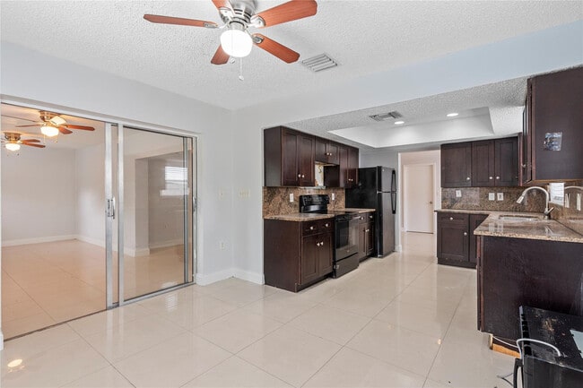 Building Photo - 842 SW 68th Ave