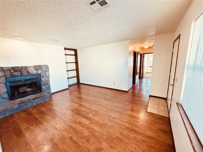 Building Photo - 320 Falcon Ct