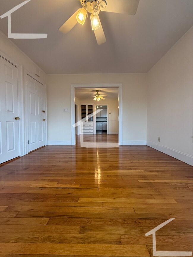 Primary Photo - Updated 2 Bed Oak Square