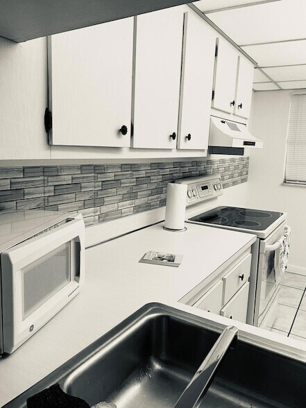 Building Photo - 9440 Poinciana Pl