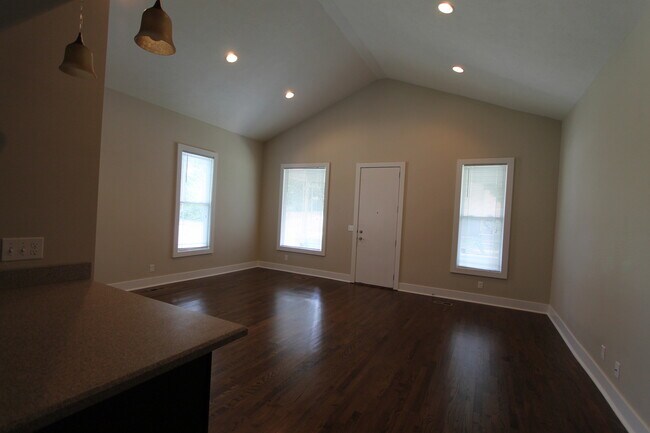 Building Photo - Beauty is on the inside! Outstanding 2-Bed...